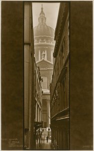 キャノン路地からセントポール大聖堂 作： English Photographer