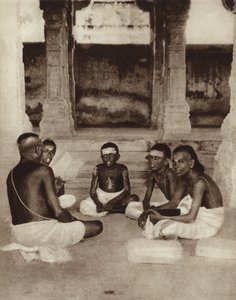 インド、マドラスのラメスウォラムにある寺院の学校に通う生徒たち（モノクロ写真） 作： English Photographer