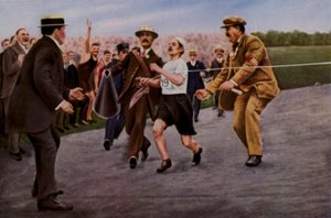 脱水と疲労に苦しんでいます。 1908年ロンドンオリンピックでマラソンに勝つために、イタリアのアスリートドランドピエトリがゴールを手助けしました。 作： English Photographer