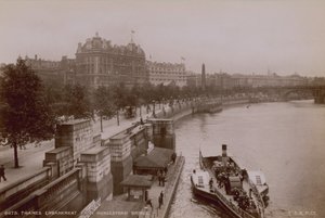 ハンガーフォードブリッジからテムズ川堤防 作： English Photographer