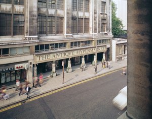 アンティークハイパーマーケット、ケンジントンハイストリート 作： English Photographer