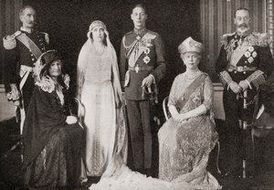 1935年に出版された「25年の物語」からの1923年のヨーク公爵と公爵夫人の結婚式での英国王室 作： English Photographer
