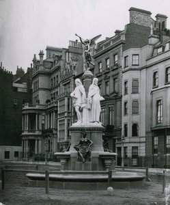 ブラウンファウンテン、パークレーン、ロンドン 作： English Photographer
