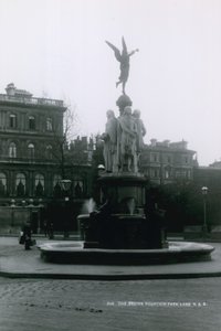 ブラウンファウンテン、パークレーン、ロンドン 作： English Photographer