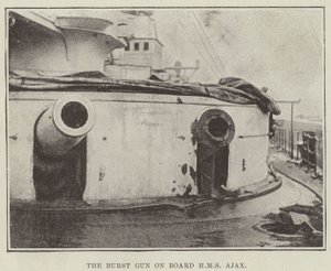HMS Ajax搭載のバーストガン 作： English Photographer