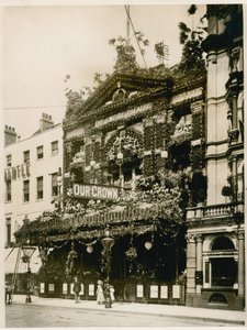 1897年6月、ビクトリア女王のダイヤモンドジュビリーのために装飾されたロンドンのレスタースクエア、エンパイアシアター 作： English Photographer