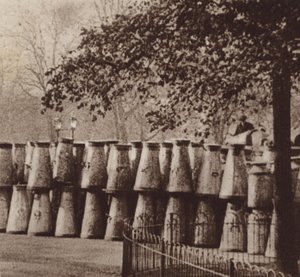 1926年のゼネラルストライキ、ハイドパークロンドンのミルクデポ 作： English Photographer