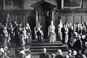 1921年7月2日の「女王」からのイラスト、市庁舎でアイルランドの人々に平和を訴える国王 作： English Photographer