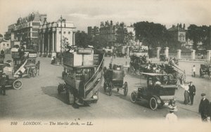 マーブルアーチ、ロンドン 作： English Photographer