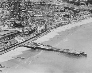桟橋、ヘイスティングス、1925年頃 作： English Photographer