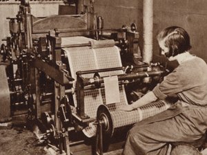 郵便局の様子。切手を印刷する様子（モノクロ写真 作： English Photographer