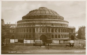 ロイヤルアルバートホール、ロンドン 作： English Photographer