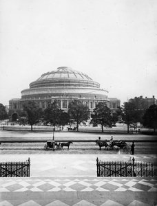 ロイヤルアルバートホール、ロンドン、1880年代 作： English Photographer