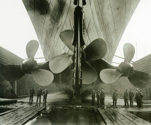 1910〜11年、アイルランドのベルファストにあるハーランドウントウォルフのトンプソングレイビングドックのタイタニックスプロペラ 作： English Photographer
