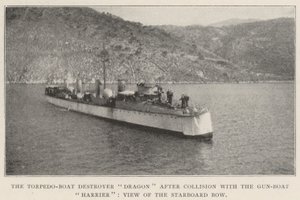 ガンボートハリアーとの衝突後の魚雷艇駆逐艦ドラゴン、右舷船首の眺め 作： English Photographer