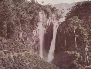 ツインフォールズ（手前に伸びるコーヒー）、セイロン（カラー写真） 作： English Photographer