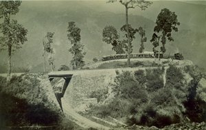 ダージリンヒマラヤ鉄道のティンダリアの苦悶ポイントにあるループ、1880年代（アルブメンプリント） 作： English Photographer