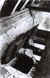 イエズス会の殉教者で聖人、ニコラスオーウェン、1935年頃に設計および製造された、ソーストンホールの階段の穴に隠れている司祭たち 作： English Photographer