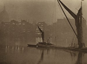 ロンドン川に夜の影がゆっくりと落ちる（モノクロ写真） 作： English Photographer
