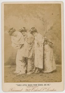 学校の3つの小さなメイドは私たち 作： English Photographer