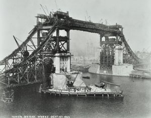 建設中のタワーブリッジ、1892年 作： English Photographer
