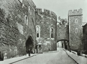 ロンドン塔、タワーヒル：ブラッディタワー、1890 作： English Photographer