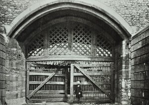 ロンドン塔、タワーヒル：裏切り者の門、1890 作： English Photographer