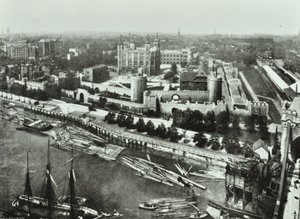 ロンドン塔、タワーヒル：タワーブリッジから、1890 作： English Photographer