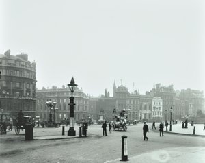 トラファルガースクエア、ウェストミンスターLB：東にチャーリングクロスを望むトラファルガースクエア、1896年 作： English Photographer