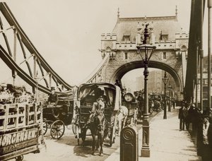 タワーブリッジを通過するトラフィック 作： English Photographer