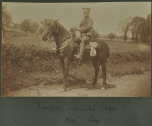1914年のディスのトレーニングキャンプでのレスターシャー王立馬砲のトランペッター 作： English Photographer