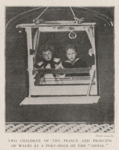 オフィールのポートホールにいる王子とウェールズの王女の2人の子供 作： English Photographer