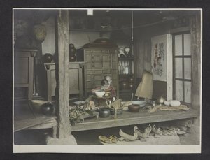 家の中で食事をする二人の子供 韓国の写真アルバム 作： English Photographer