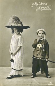 仮装した2人の子供（カラー写真 作： English Photographer