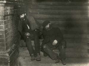 ステップで寝ている2つの一式 作： English Photographer