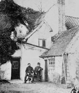 エンフィールドのコテージの外にいる2人の男性、1890年頃（モノクロ写真 作： English Photographer