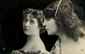 ポーズをとる2人の女性（モノクロ写真） 作： English Photographer
