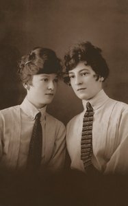 ネクタイを締めたエドワーディアンの若い女性2人（モノクロ写真）