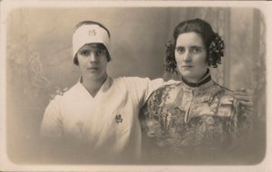 肩に腕を回す2人の若い女性（モノクロ写真） 作： English Photographer