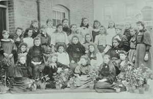 不明な女の子の階級、1896 作： English Photographer