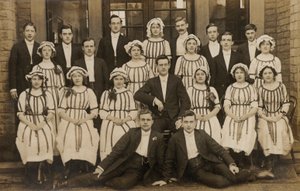 珍しい若い男女のグループ、20世紀初頭（モノクロ写真） 作： English Photographer