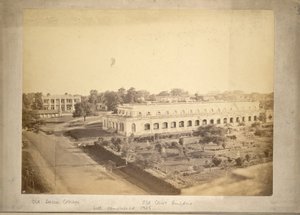 オールド ダッカ カレッジとオールド コート ビルディングの眺め、1875 年頃 (b/w 写真) 作： English Photographer