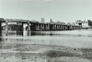 1885年にバックグラウンドでオーストハウスとオールセインツ教会のある新旧のプットニーブリッジのビュー 作： English Photographer
