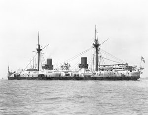 1885年に軍用に改造された鉄板戦艦HMS Inflexible（1876年進水）の写真（モノクロ写真）。 作： English Photographer