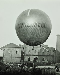 ワンズワースガスカンパニーの前にあるヴィヴィアンIII気球、1898年 作： English Photographer