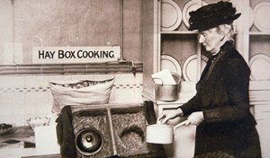 第一次世界大戦中のイギリスのホームフロント：ヘイボックスを使った経済的な料理（モノクロ写真 作： English Photographer