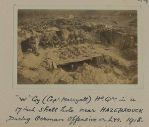 1918年のLYSでのドイツ軍の攻撃中に、HAZEBROUCKの近くの17インチのシェルホールにある「W」コイ（Capt。Marryatt）Hd Qrs 作： English Photographer