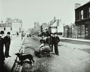 ウォンズワースハイストリート：西を見る、1890 作： English Photographer