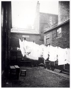 1896年5月13日、リーズのハンスレットにあるイーグルアンドチャイルドヤードの洗浄ライン 作： English Photographer
