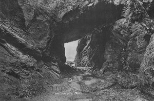 ウォーターマウスの洞窟（モノクロ写真 作： English Photographer